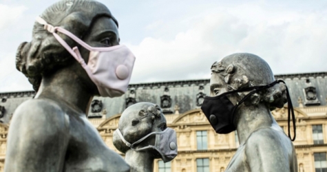 В Париже на статуи надели маски, чтобы привлечь внимание к загрязнению воздуха