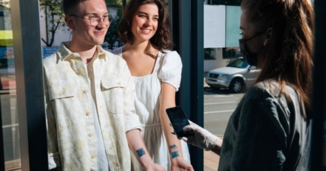 Москвичам предлагается посещать кафе и рестораны по временной татуировке с QR-кодом