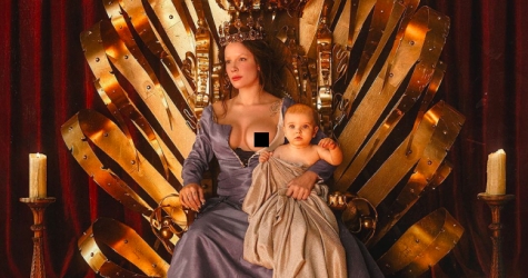 Холзи снялась с обнаженной грудью и младенцем на руках для обложки нового альбома
