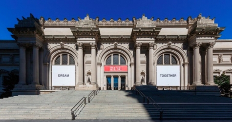 Йоко Оно повесила баннеры на фасад Метрополитен-музея, чтобы воодушевить нью-йоркцев