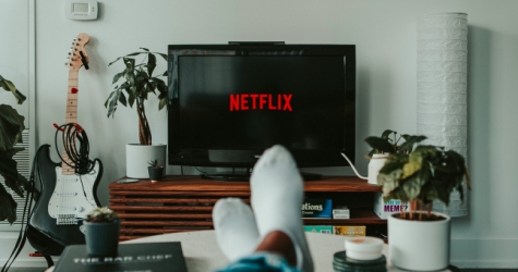 Создатель «Черного зеркала» снимет для Netflix мокьюментари о событиях 2020 года