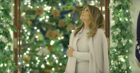 Белые звезды, золотые украшения и никаких «кровавых» елок: Мелания Трамп показала праздничный декор Белого дома