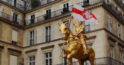 Статуе Жанны д'Арк в Париже дали в руку флаг Белоруссии