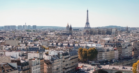 Французские власти вводят комендантский час в Париже из-за ситуации с COVID-19
