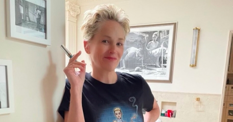 Шэрон Стоун сфотографировалась в футболке с культовым кадром из «Основного инстинкта»