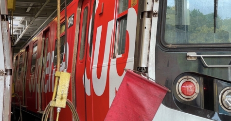 В нью-йоркском метро появился брендированный поезд Supreme