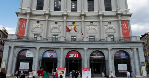 Королевский театр в Мадриде открылся с оркестром в масках