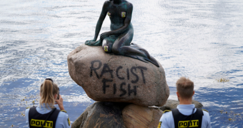 На статуе Русалочки в Копенгагене появилась надпись «Расистская рыба»