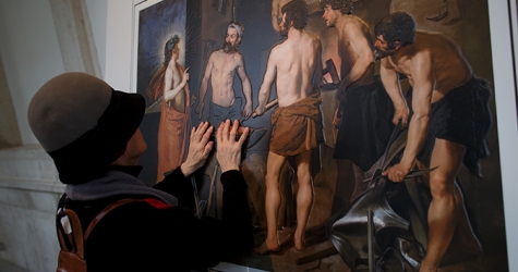 В музее Прадо посетители могут трогать картины