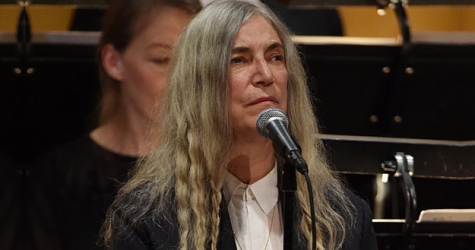 Видео дня: Патти Смит поет песню Боба Дилана на Нобелевской церемонии