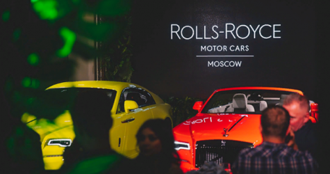 Три модели Rolls-Royce Black Badge в ярких цветах были представлены в Москве