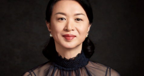 Самая известная трансгендерная личность Китая Цзинь Син стала новым лицом аромата Dior