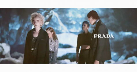 Шира Хаас из «Неортодоксальной» снялась в рождественской кампании Prada