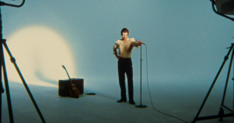 Группа Arctic Monkeys выпустила клип на новую песню «Body Paint»
