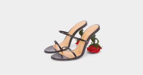 В интернет-магазине Loewe стартовали продажи босоножек с каблуком в форме розы