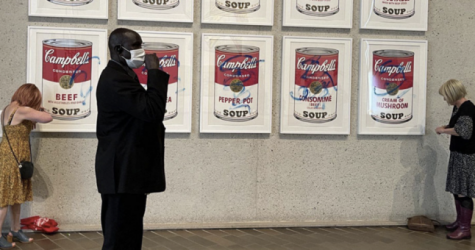 Экоактивисты раскрасили картину Энди Уорхола «Банки с супом Кэмпбелл»