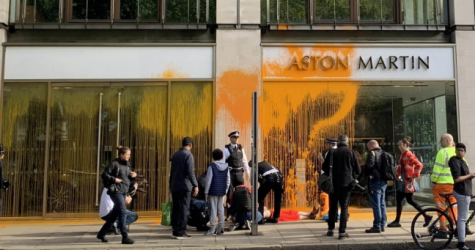 Активист Just Stop Oil облил краской фасад автосалона Aston Martin в Лондоне