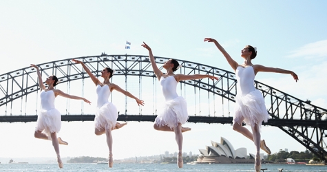 Австралийские балерины позируют перед началом \"Лебединого озера\"
