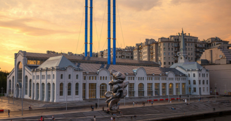 Скульптура Урса Фишера «Большая глина № 4» останется около здания «ГЭС-2» на неопределенный срок