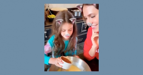 Даша Жукова с дочерью Леей приготовила торт ко дню рождения музея «Гараж»