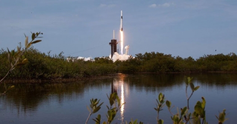 Боб, Даг и динозавр Дино: SpaceX впервые отправила астронавтов на МКС