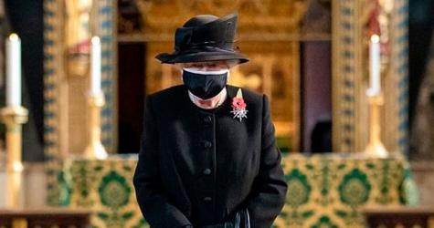 Елизавета II впервые появилась на публике в защитной маске