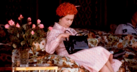 Cумки любимого бренда Елизаветы II стали хитом после выхода «Короны»