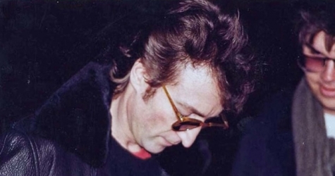 На торги выставлен альбом Джона Леннона, который он подписал для Марка Чепмена