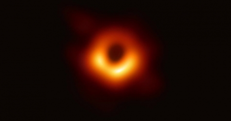 Опубликована первая в истории фотография чёрной дыры