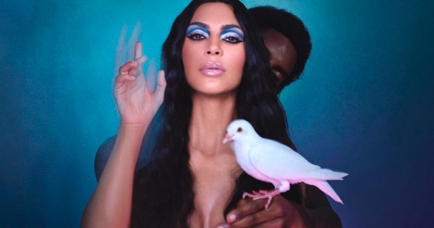 Ким Кардашьян, блестки и много синего в кампании Дэвида Лашапеля для KKW Beauty
