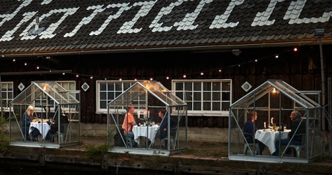 Ресторан в Амстердаме установил теплицы для соблюдения социального дистанцирования
