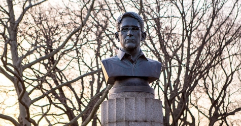 В Нью-Йорке появился и исчез памятник Эдварду Сноудену