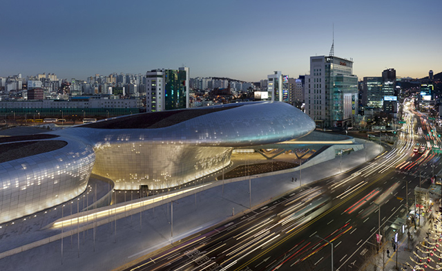 Культурный центр Dongdaemun Design Plaza от Захи Хадид в Сеуле