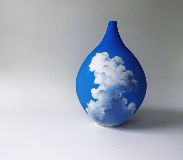Летели облака: художница из Австралии рисует небо на вазах