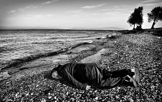 Ай Вэйвэй сфотографировался в роли погибшего сирийского мальчика