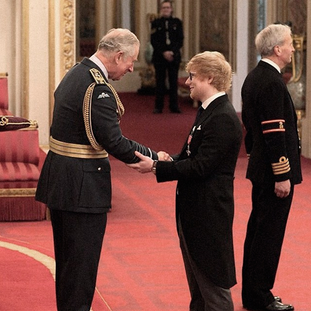 Принц Чарльз наградил Эда Ширана орденом Британской империи