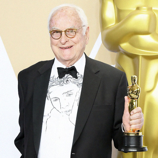 Сценарист «Зови меня своим именем» надел на «Оскар» рубашку с лицом Тимоти Шаламе