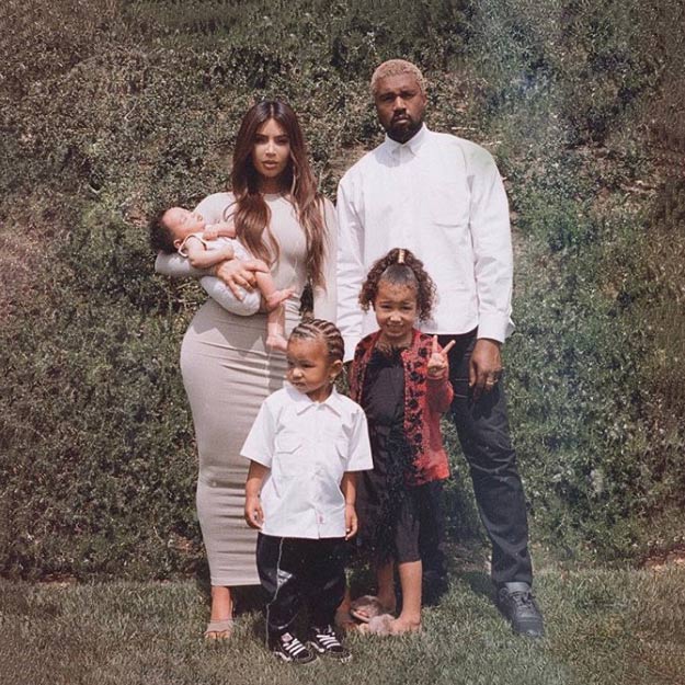 Ким Кардашьян выложила первое фото с семьей в полном составе