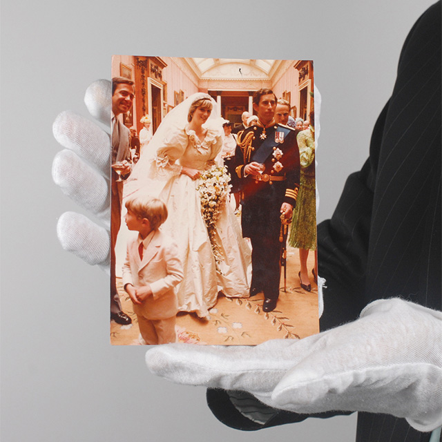 Неизвестные снимки со свадьбы принцессы Дианы выставили на аукцион
