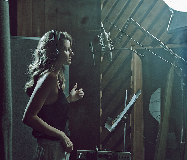 Жизель Бундхен спела песню Blondie для рекламной кампании H&M