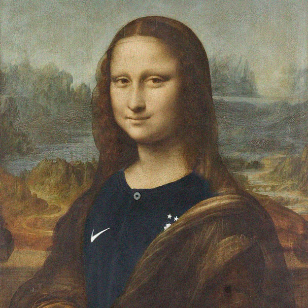 «Мона Лиза» примерила форму сборной Франции в честь победы на чемпионате мира по футболу