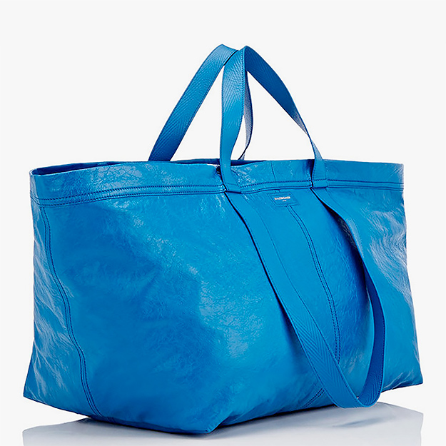 Balenciaga выпустила синюю сумку, как у IKEA