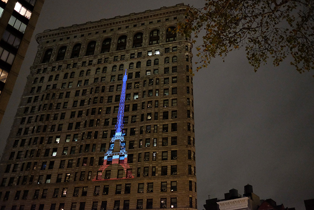 Проекция Эйфелевой башни на Флэтайрон-билдинг в Нью-Йорке