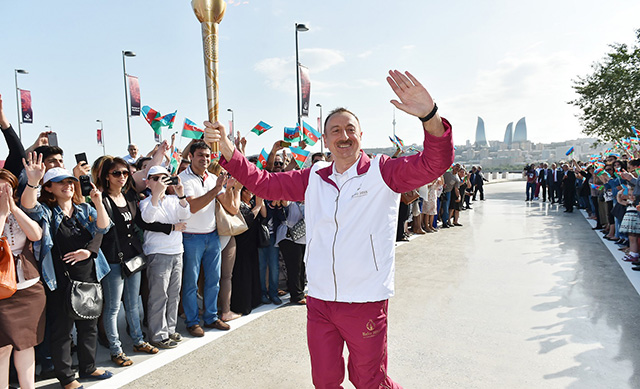В Баку пронесли факел первых Европейских игр