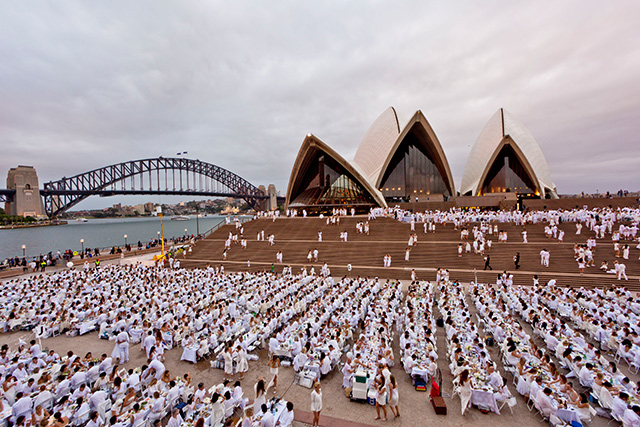 Тысячи гостей в белом у Sydney Opera House