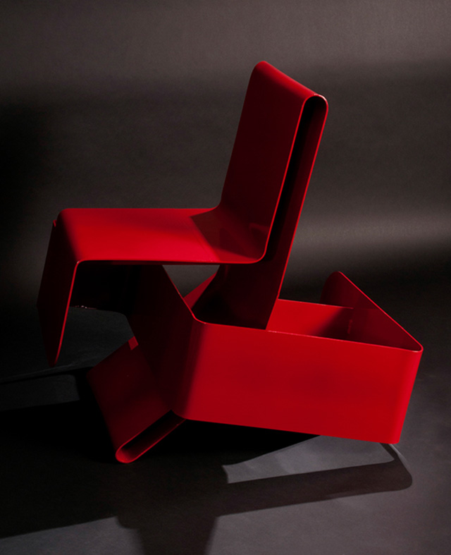 Обратите внимание: скульптурное металлическое кресло Möbi