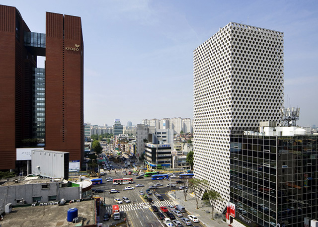 Офисное здание с перфорированным фасадом в Сеуле