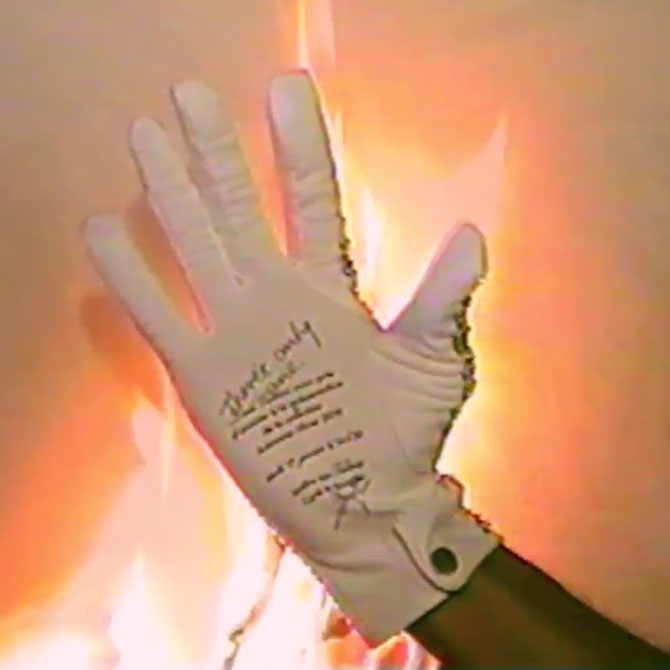 Приглашением на показ новой мужской коллекции Louis Vuitton стала перчатка Майкла Джексона