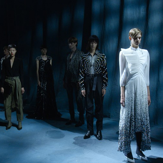 Андрогинные модели, плиссированные платья и графичные пиджаки в новом видео Givenchy