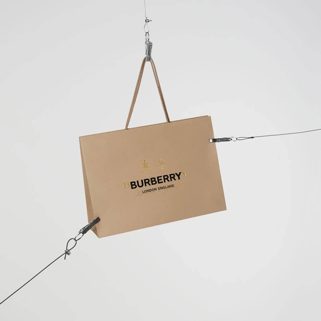 Дебютная коллекция Рикардо Тиши для Burberry поступит в продажу сразу после показа